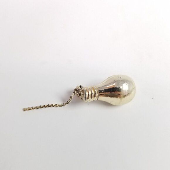 Vintage Little Lightbulb Pin Brooch, SIlver Tone, Novelty jewelry Retro Estate - Picture 2 of 5